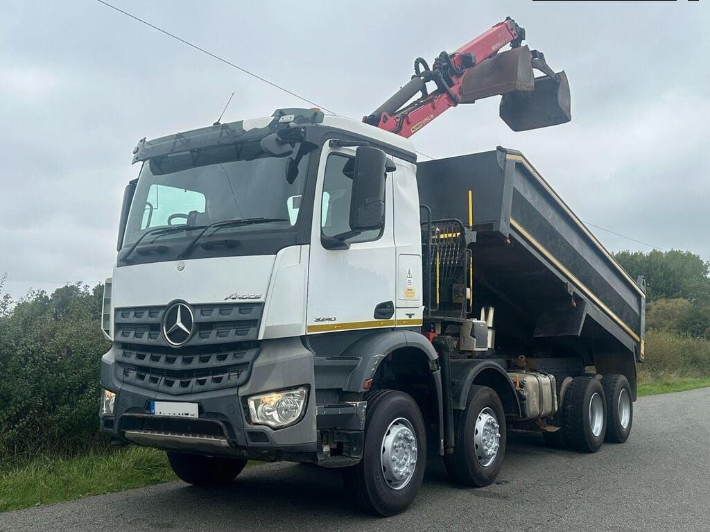 2014 Mercedes-Benz Arocs 3240 8×4 Tipper with Grab 10.7 437,701 kilometres Exw UK