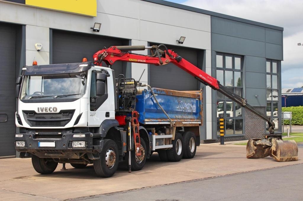 2016 Iveco TRAKKER 410 8X4 TIPPER GRAB (EURO 6) 12.9 340,010 kilometres Exw UK